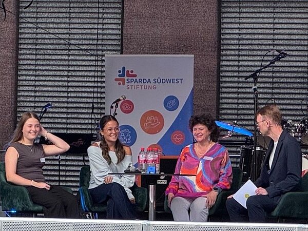 Schülerinnen der Hildegardisschule bei der Jubiläumsfeier der Sparda Südwest Stiftung